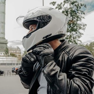 - Llave de impacto con batería de 1000 Nm, 21 V,