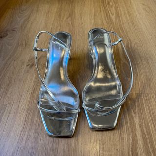 Zapato plateado mango