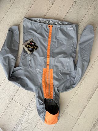 Chaqueta impermeable HAGLOFS Gore tex. Talla L