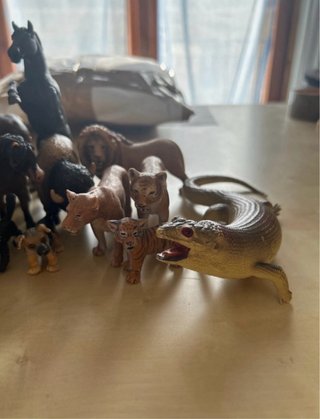 Lotto giochi e statuette di animali