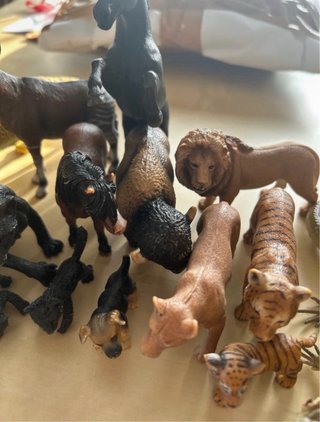 Lotto giochi e statuette di animali
