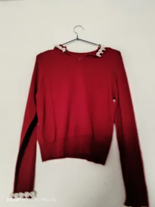 Jersey rojo cuello y puños joya