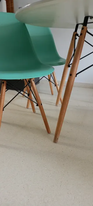 Mesa redonda blanca patas madera