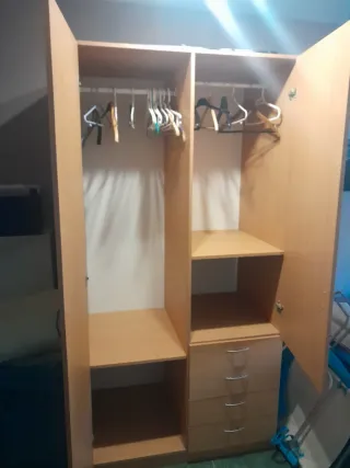 Armario, sillon y sofa.