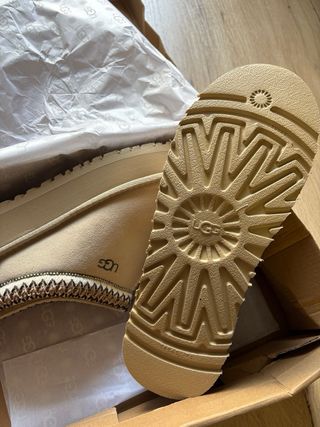 UGG Beige Tazz Slip On - Talla EU 38