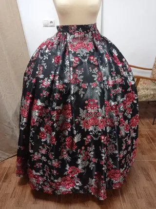 Falda de fallera negra con flores rojas y grises.