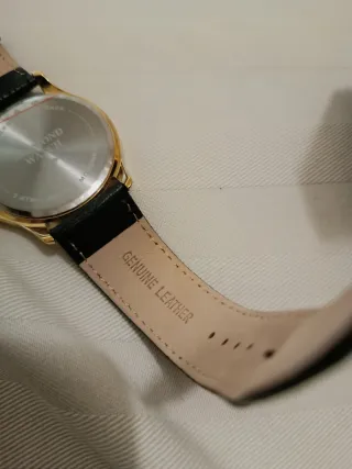 Reloj Diamond Cuero Negro y Dorado