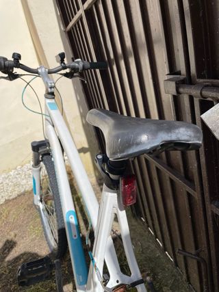 Bicicleta Rockrider blanca y azul