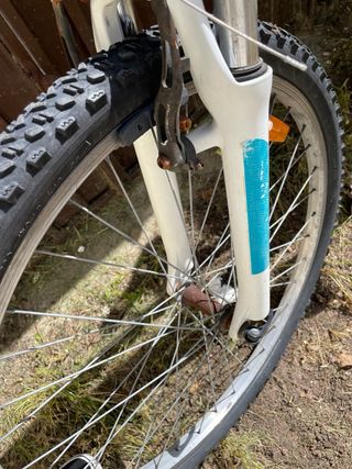 Bicicleta Rockrider blanca y azul