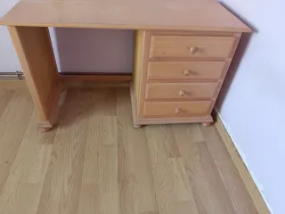 Mesa de escritorio de madera