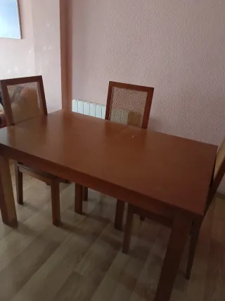 Mesa de comedor de madera