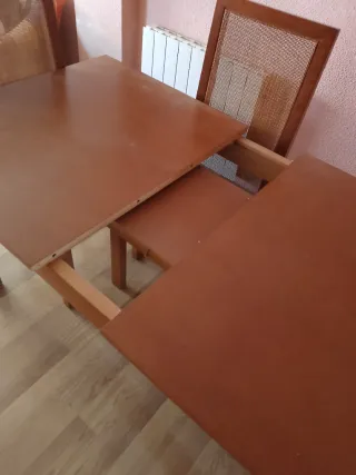 Mesa de comedor de madera