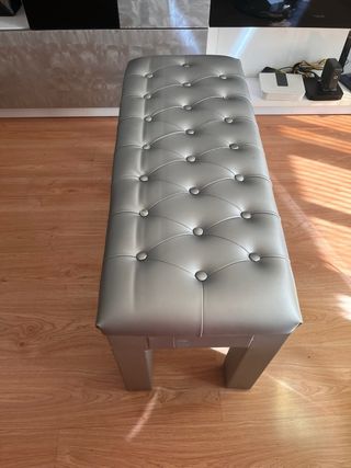 Banco tapizado gris tela y madera
