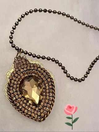 Collana con pendente dorato e strass