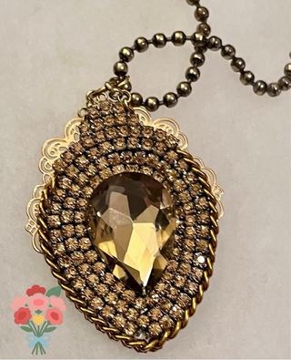 Collana con pendente dorato e strass