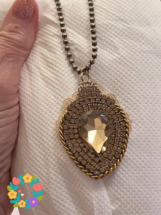 Collana con pendente dorato e strass