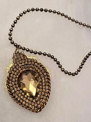 Collana con pendente dorato e strass