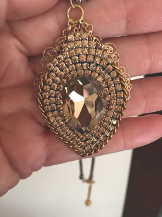 Collana con pendente dorato e strass