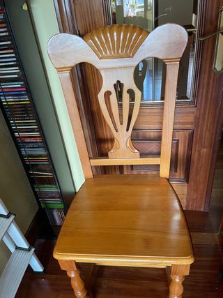 Silla de madera de pino.