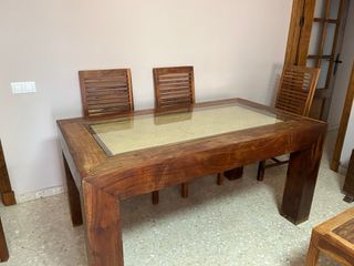 Mesa de comedor de madera, con seis sillas