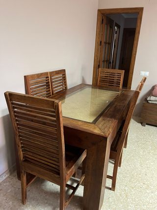Mesa de comedor de madera, con seis sillas