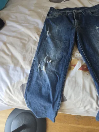 Pantalón tejano hombre desgastado