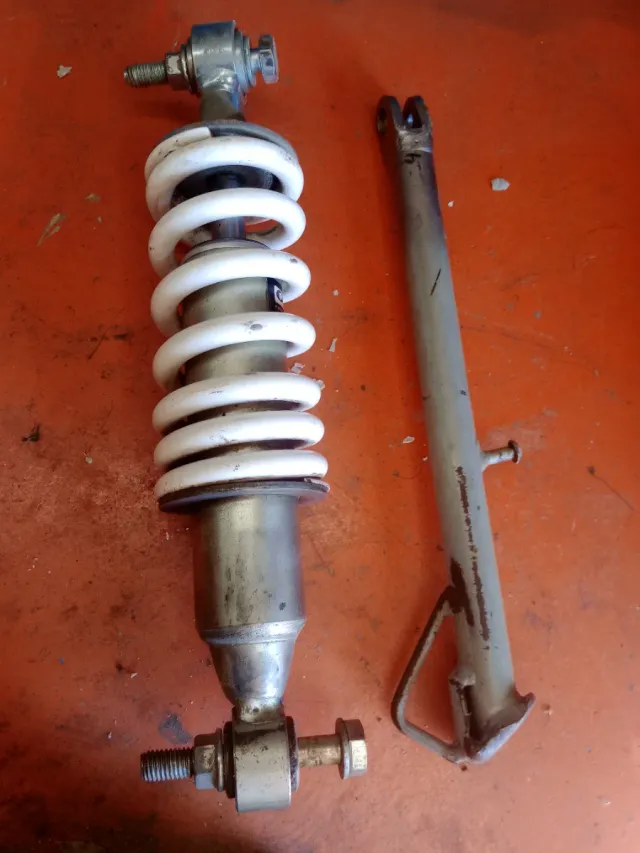 Amortiguador y caballete Derbi GPR 50