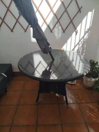 Mesa y Sillas Exterior Ratán y Cristal