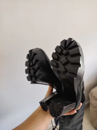 Botas altas de tacón negras