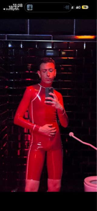 Traje de látex rojo con ribetes blancos