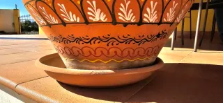 Maceta de barro decorada