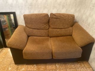Sofá de 2 plazas marrón al rededor y respaldo cuer