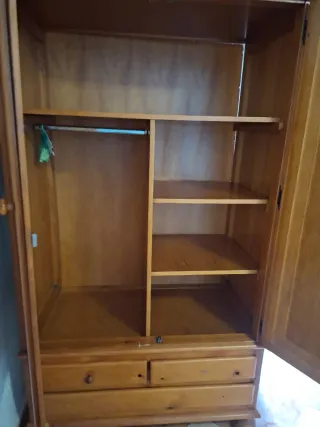 Armario de pino con cajones