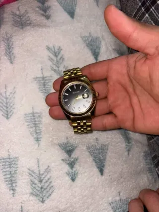 Reloj Skyline Dorado y Negro