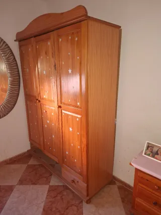 Armario de pino con estrellas