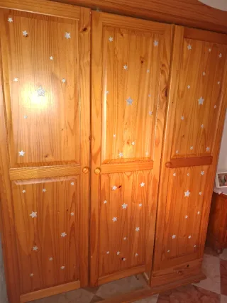 Armario de pino con estrellas