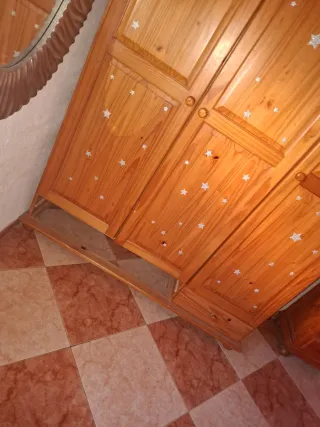 Armario de pino con estrellas