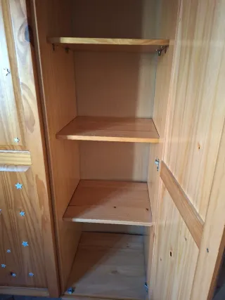 Armario de pino con estrellas