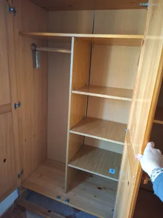 Armario de pino con estrellas