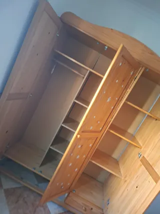 Armario de pino con estrellas