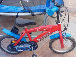 Bicicleta infantil roja y azul