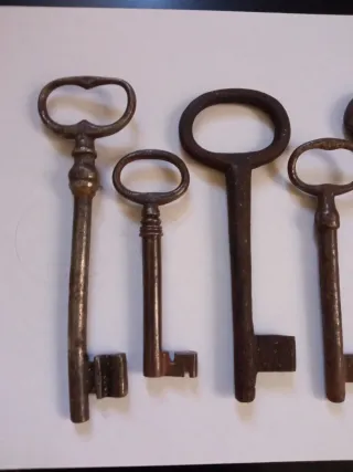 7 llaves antiguas de metal