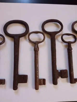 7 llaves antiguas de metal