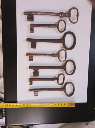 7 llaves antiguas de metal