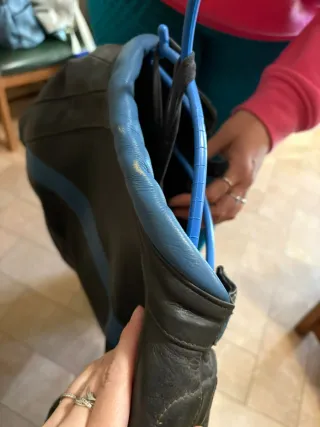 Chaqueta de moto cuero negra y azul marca Miline