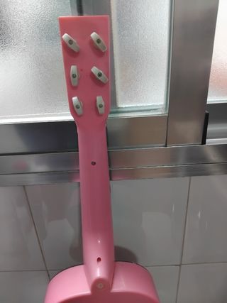 Guitarra rosa con muñeca Bratz