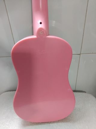 Guitarra rosa con muñeca Bratz