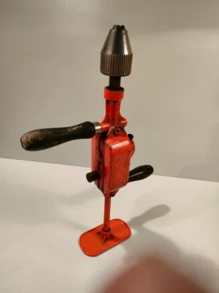 Taladro manual antiguo naranja