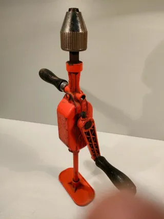 Taladro manual antiguo naranja