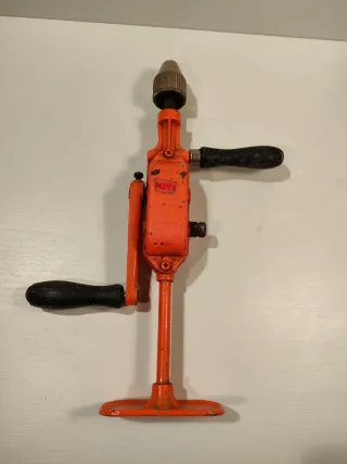 Taladro manual antiguo naranja